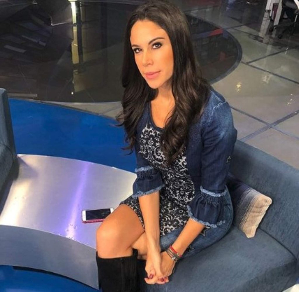 Paola Rojas comparte video nadando en bikini