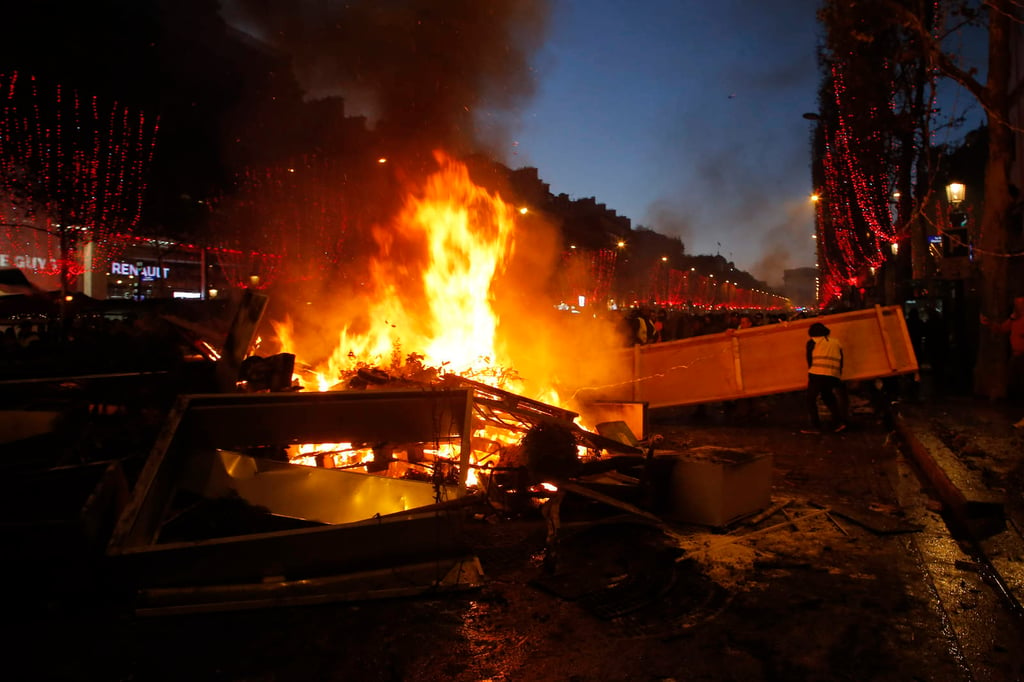 Reportan incidentes violentos en París en protesta por 'gasolinazo'