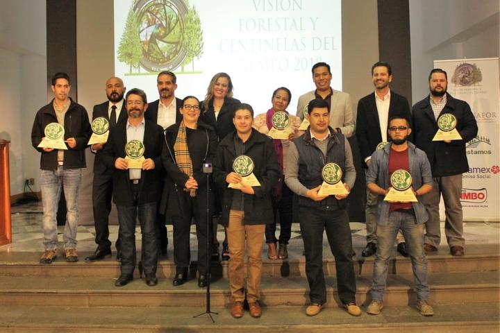 Premian a ganadores de concurso de fotografía forestal