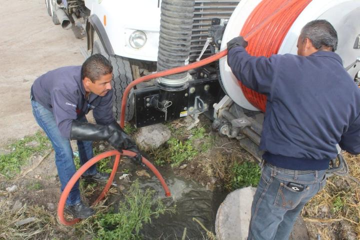 Limpian drenaje y pozos de visita