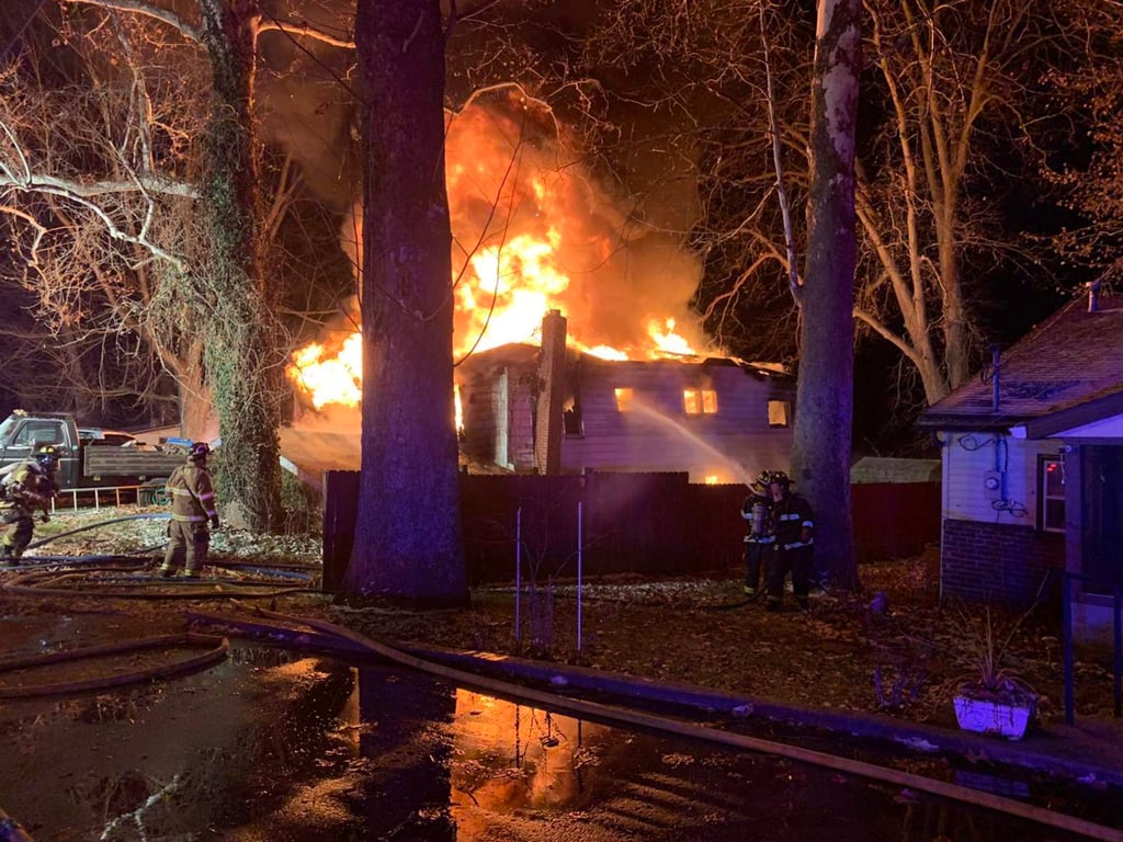 Mueren cuatro niños y dos adultos tras incendio en Indiana