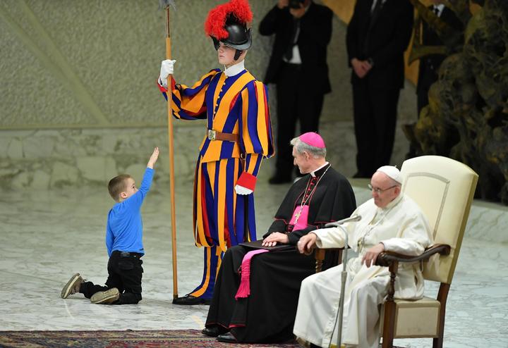 Niño argentino protagoniza audiencia del Papa