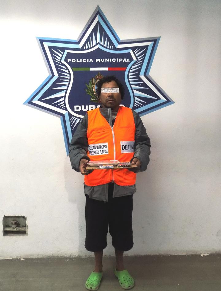 Roba pilas y un paquete de carne; detenido