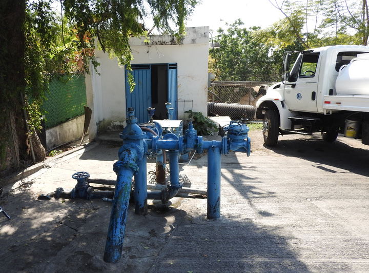 Abastecen agua por tandeo en Peñón Blanco