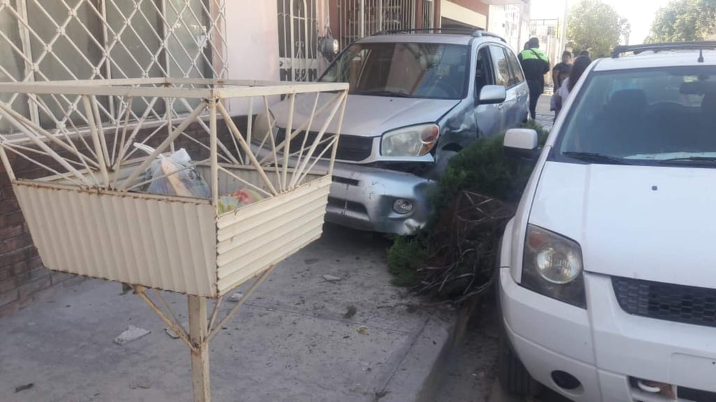 Choca conductor contra dos camionetas en Gómez Palacio