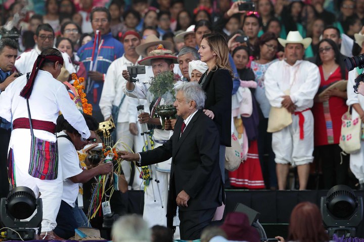 Pueblos indígenas dan Bastón de Mando