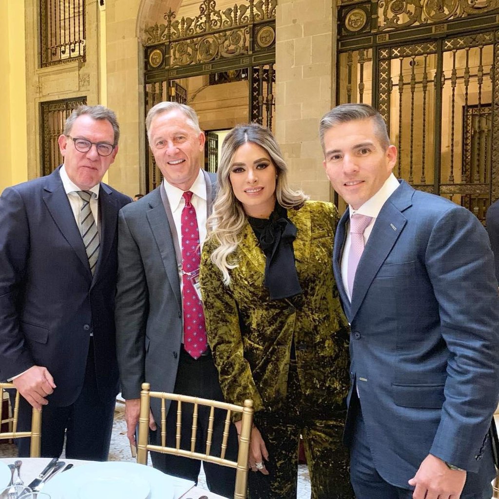 Galilea Montijo asiste a festejo de AMLO; la abuchean