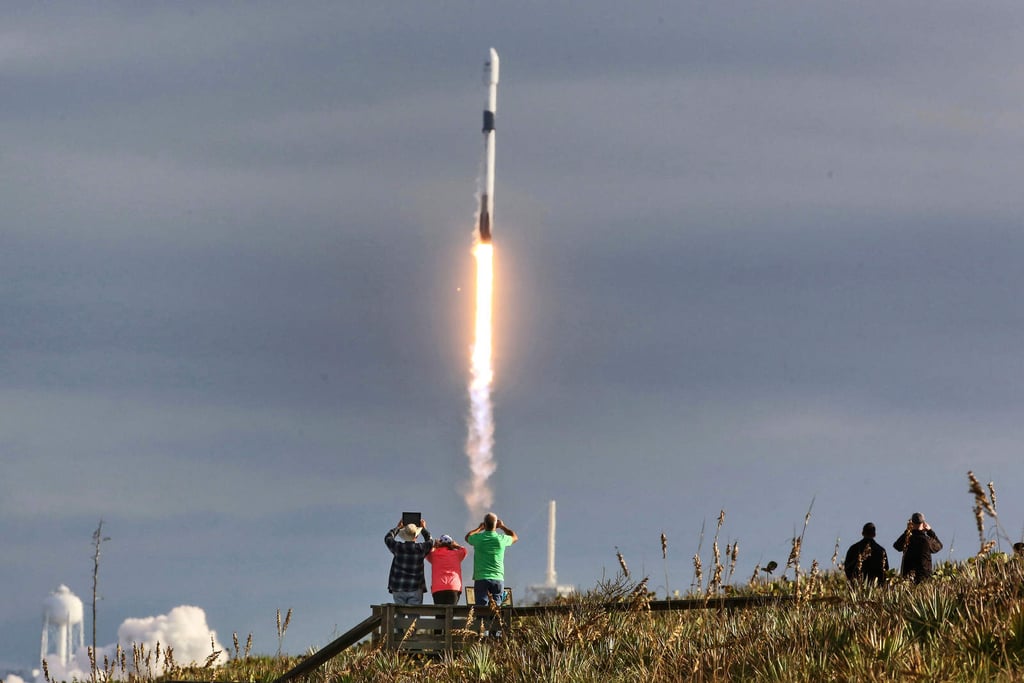 Cohete de SpaceX despega con 64 satélites