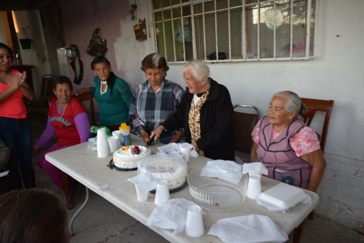 Conviven adultos mayores en Peñón Blanco