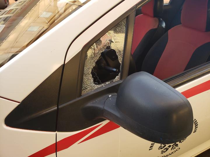 Ladrones 'cristalean' dos taxis en pleno Centro; una familia es afectada