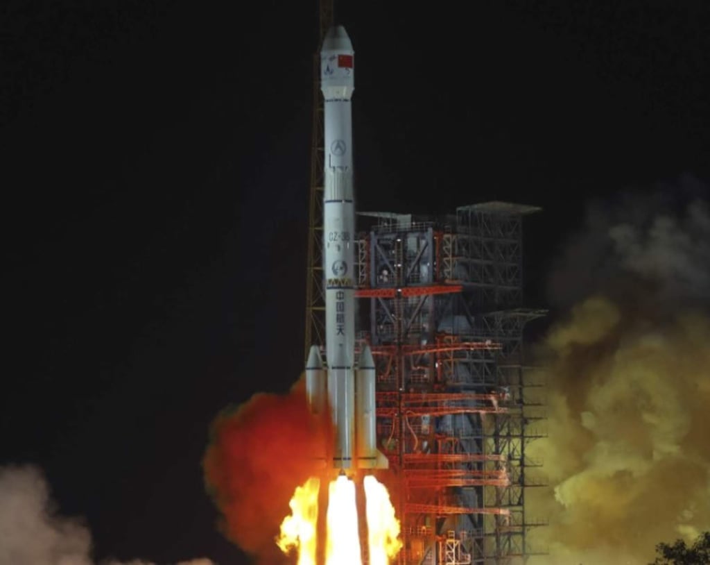 China lanza sonda con la que explorará cara oculta de la Luna