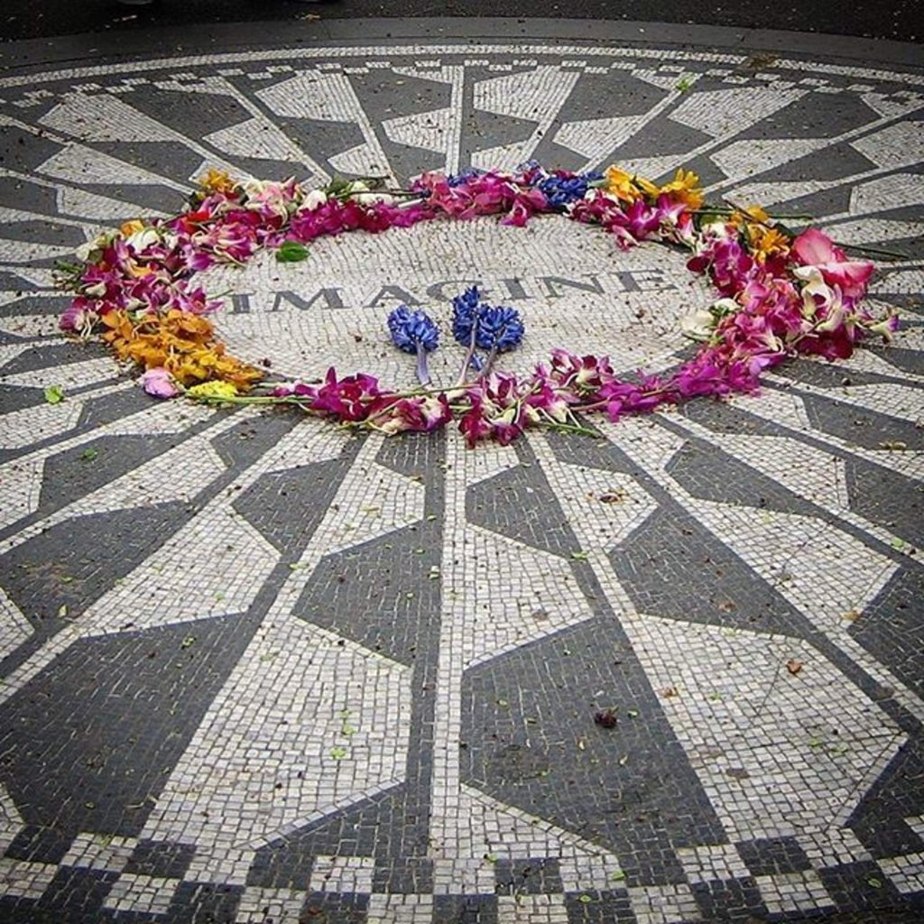 Honran a Lennon a 38 años de su muerte en Central Park
