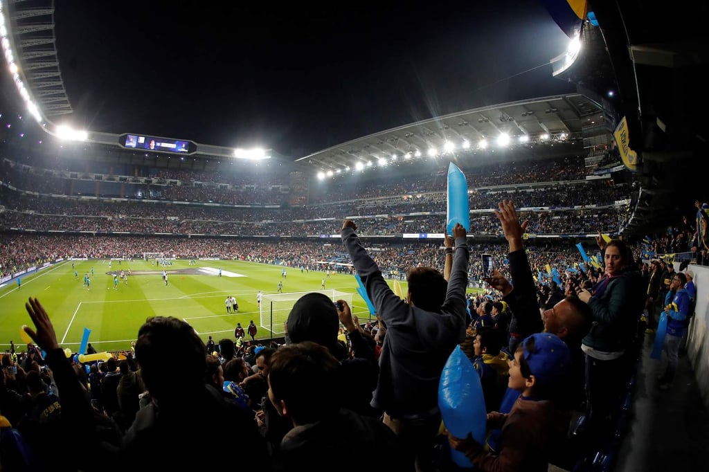 Argentinos llenan de color el Bernabéu
