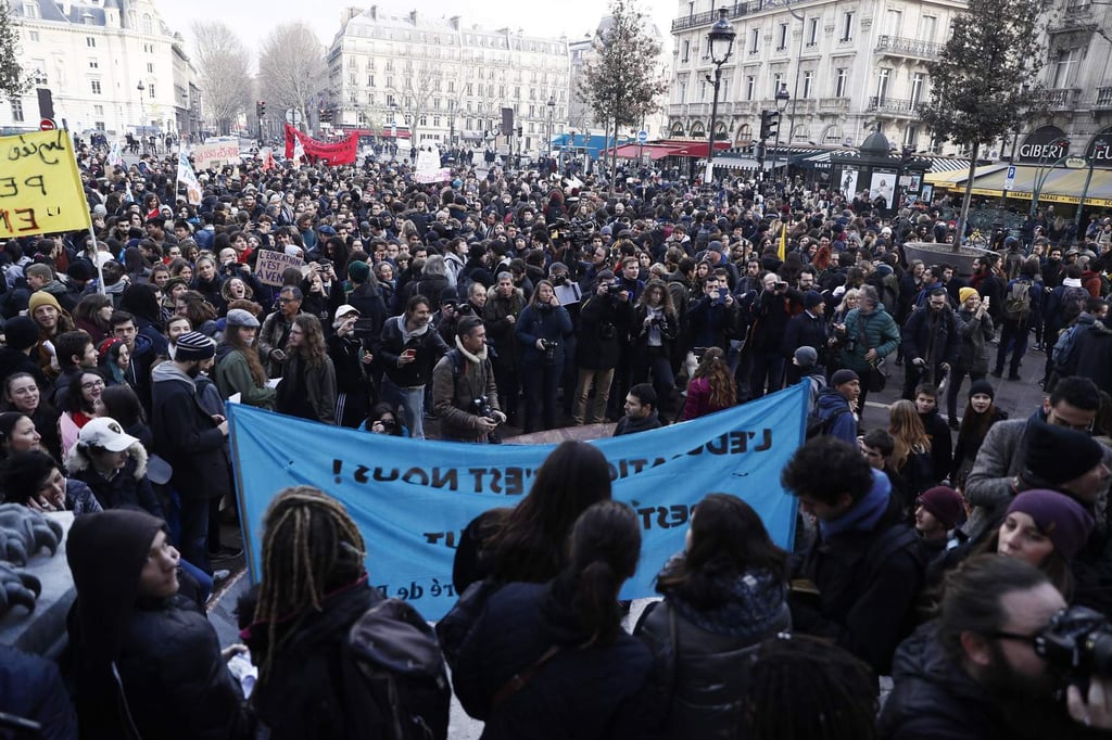 Miles de estudiantes protestan contra medidas de Macron