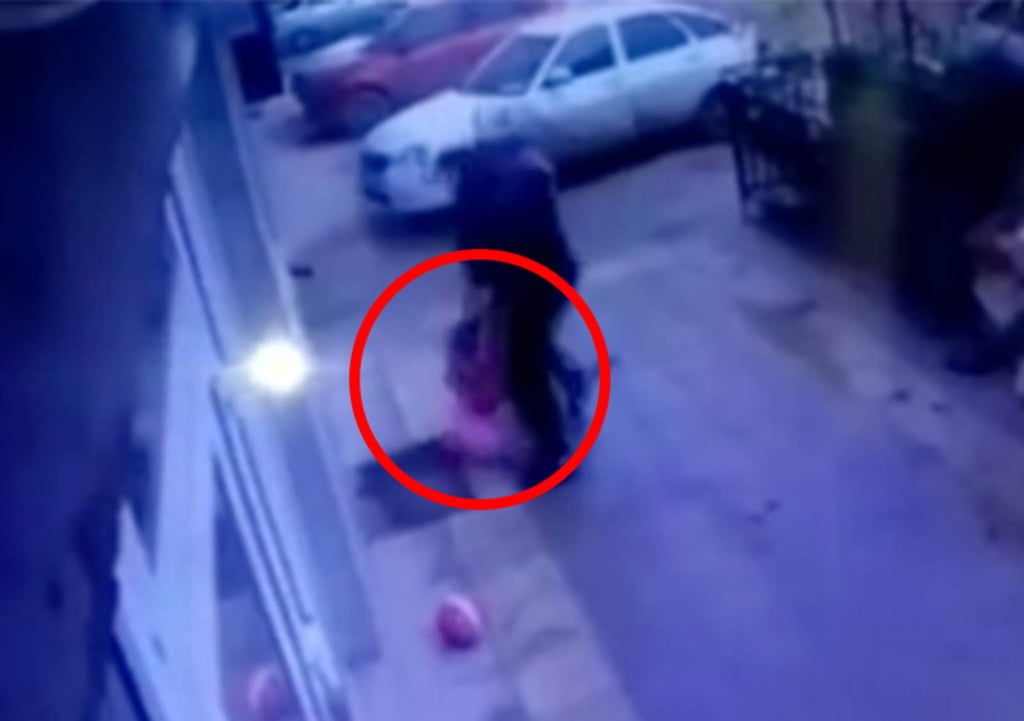 Peatones intentan salvar a niña que cayó del quinto piso