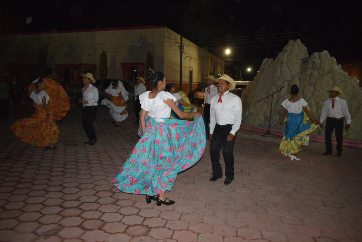 Adultos mayores bailan en Peñón Blanco