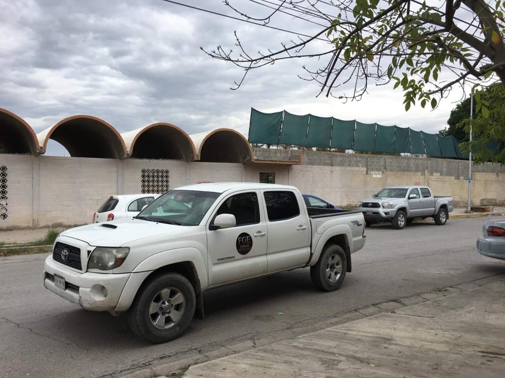Roban tráiler con cinco vehículos de agencia en Torreón