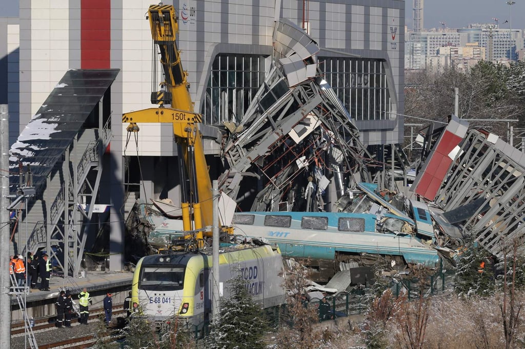 Colisión de tren de alta velocidad en Ankara deja 9 muertos