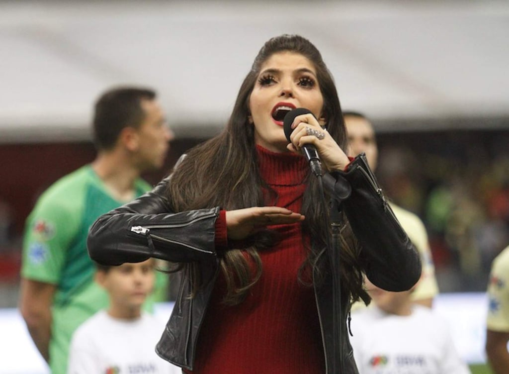Ana Bárbara se equivoca durante el Himno Nacional