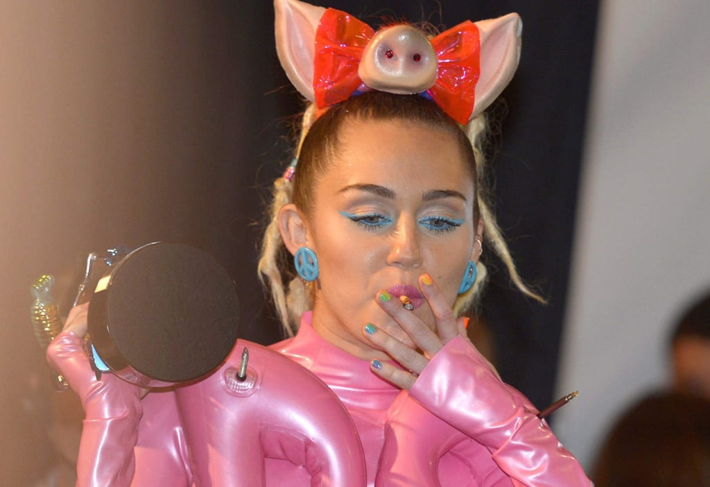 Miley Cyrus confiesa que su mamá la hizo volver a fumar marihuana