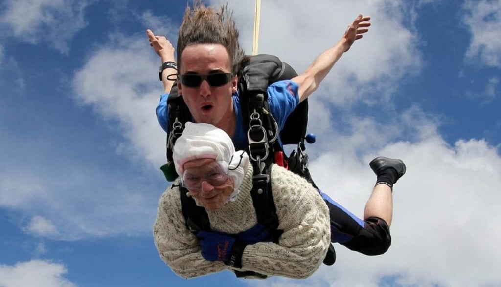 Mujer de 102 años se arroja de paracaídas a 14 mil pies de altura