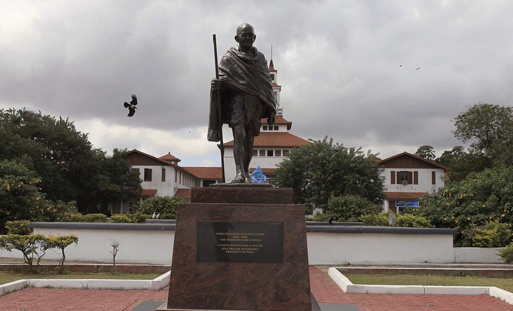 Retiran estatua de Ghandi de universidad; lo acusan de racismo