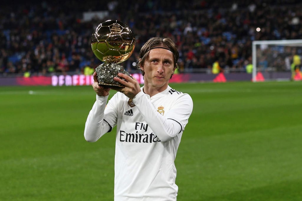 Luka Modric ofrece el Balón de Oro a la afición del Bernabéu