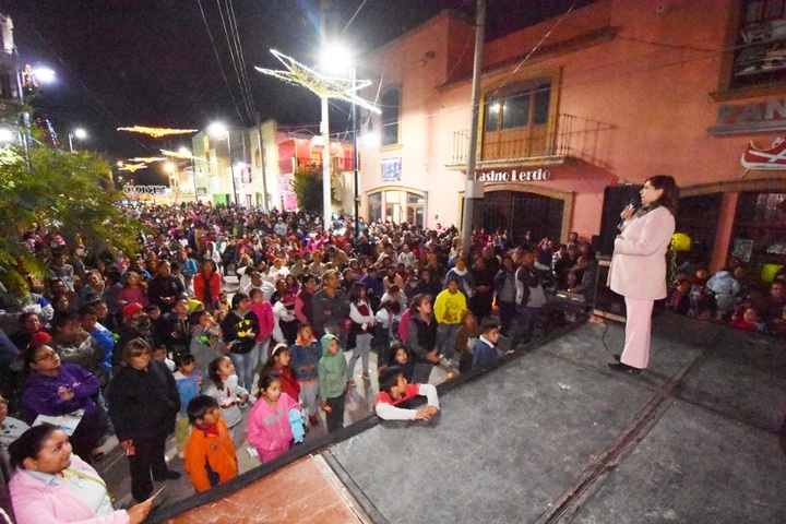 Lerdenses asisten a posada navideña