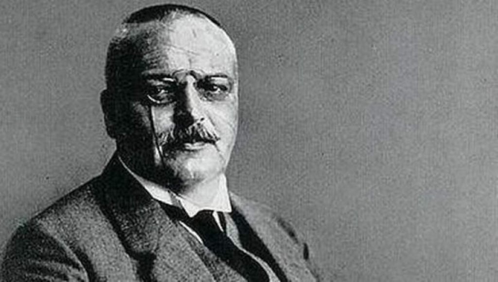 1915: Ve la última luz Alois Alzheimer, relevante psiquiatra y neurólogo  alemán