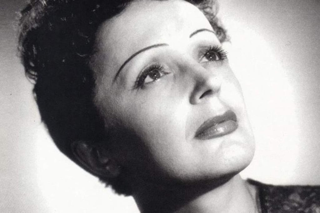 1915: Llega al mundo Edith Piaf, afamada cantante francesa