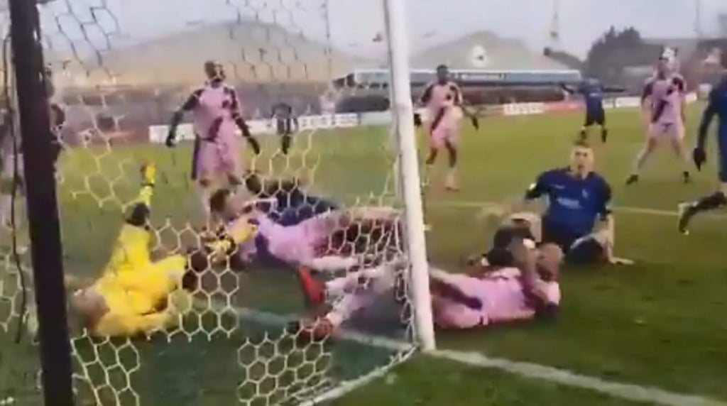 La increíble jugada que atajó 5 tiros seguidos