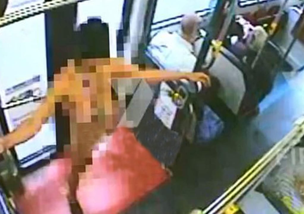 Mujer se desnuda en autobús y ocasiona evacuación