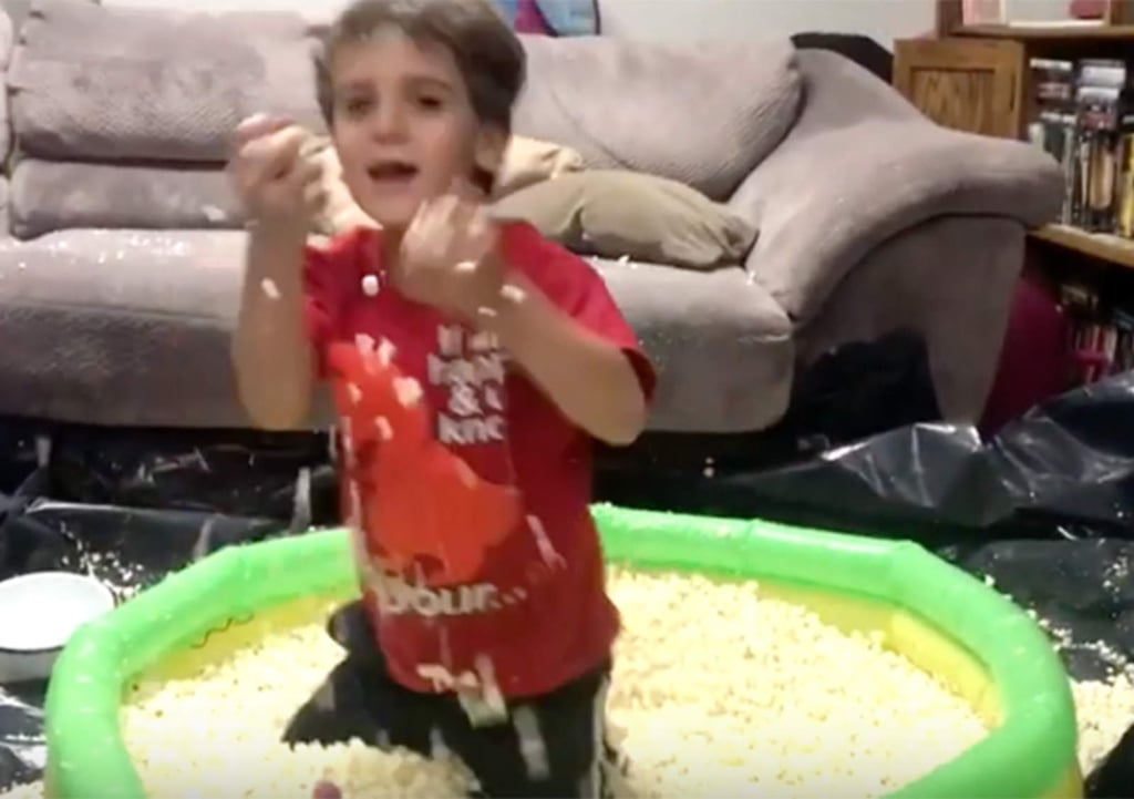 Sorprenden a niño con alberca de palomitas