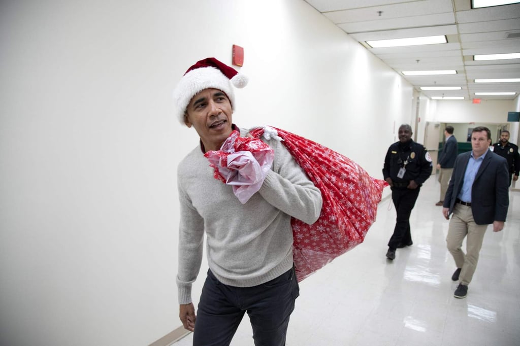 Obama se convierte en Santa Claus y visita a niños enfermos