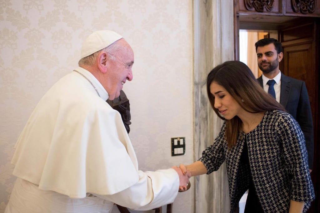Papa recibe a exesclava del Estado Islámico y Nobel de la Paz