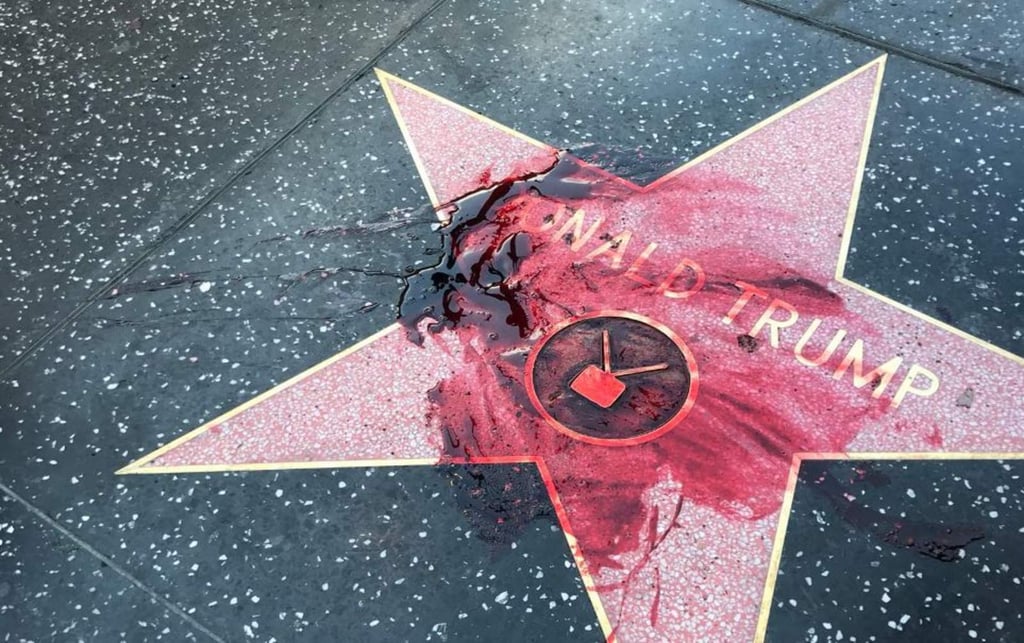 Pintan la estrella de Donald Trump en Hollywood