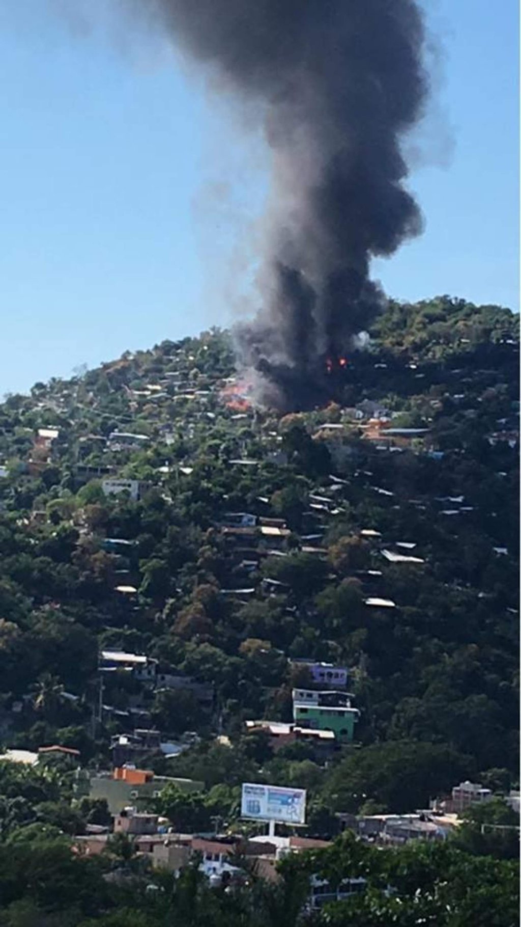 Incendio consume 50 viviendas en Zihuatanejo, Guerrero
