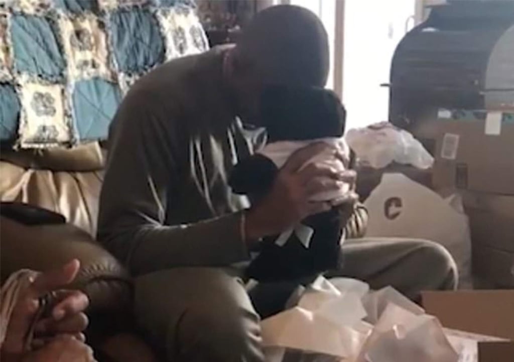 Le regalan peluche con voz de su mamá fallecida