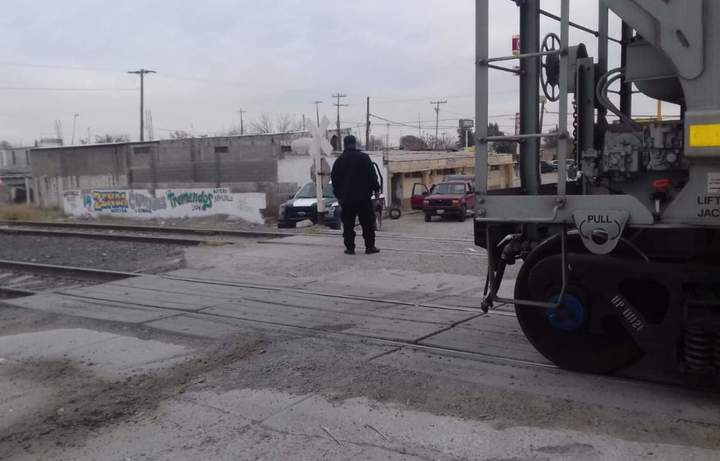 Tren mata a un octogenario