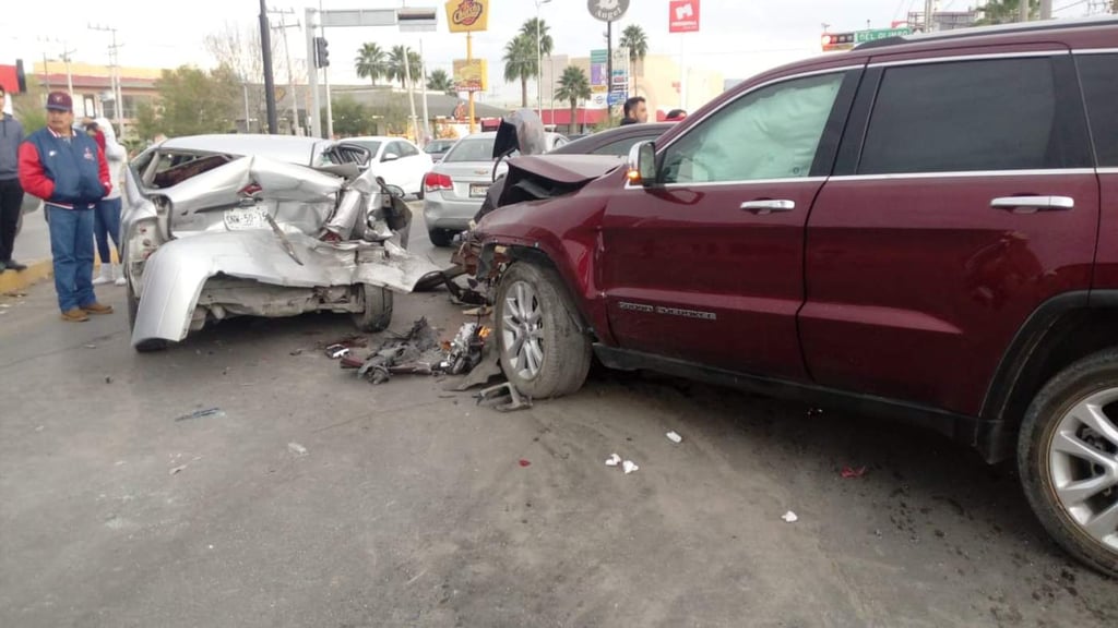 Conductor ebrio choca contra cinco vehículos; una menor resulta lesionada