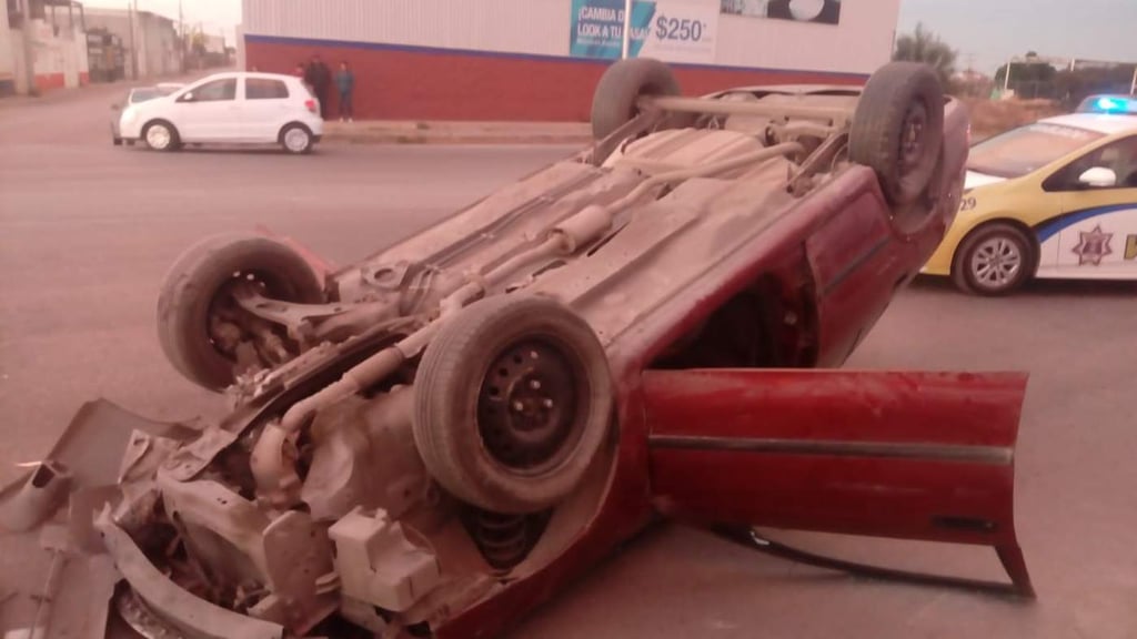 Mujer vuelca su vehículo en el Periférico y sufre diversas fracturas