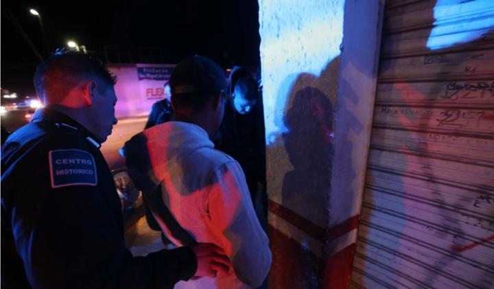 Dañaba puerta y vidrios de casa