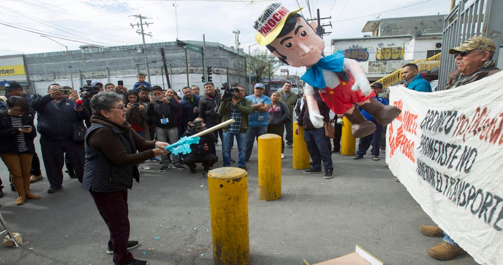 Rompen piñata de ‘El Bronco’ en protesta por alza al transporte