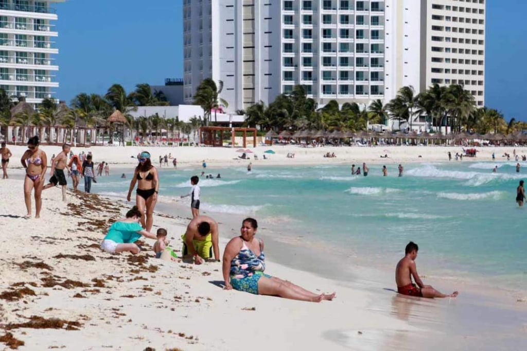 Autoridades intensifican limpieza del sargazo en Cancún
