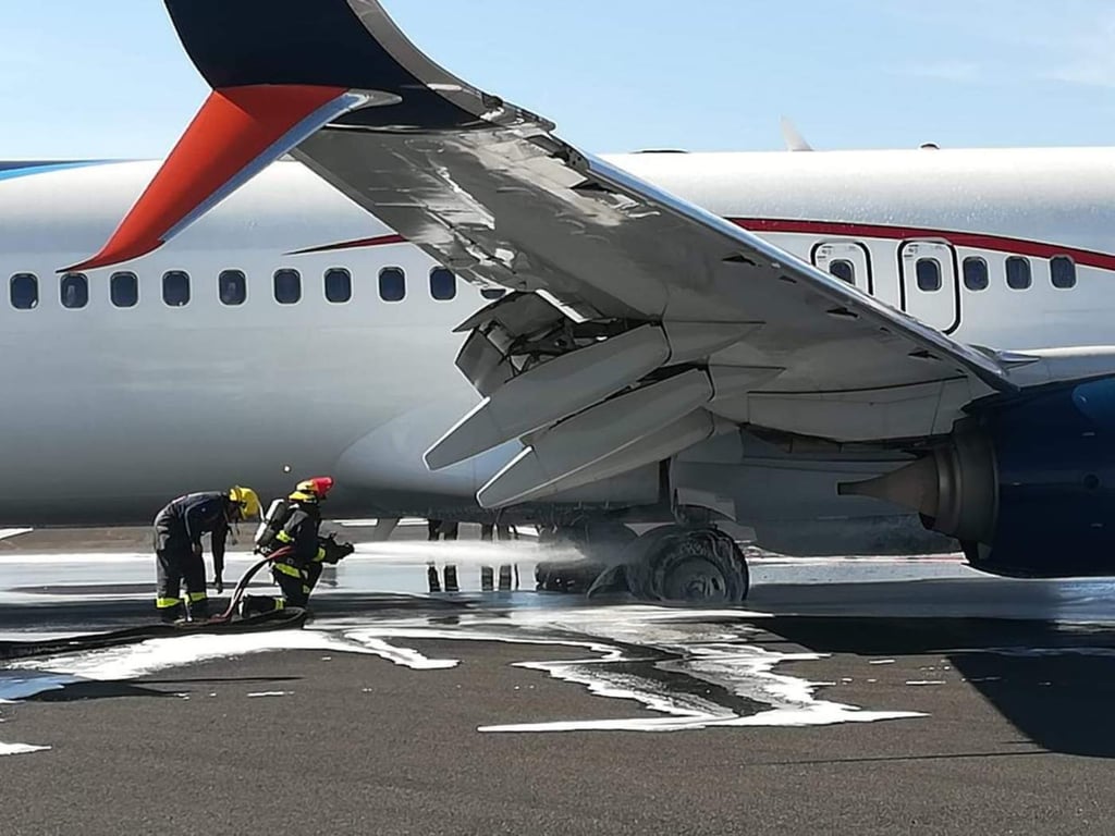 Evacuan avión en Guadalajara por incendio en tren de aterrizaje