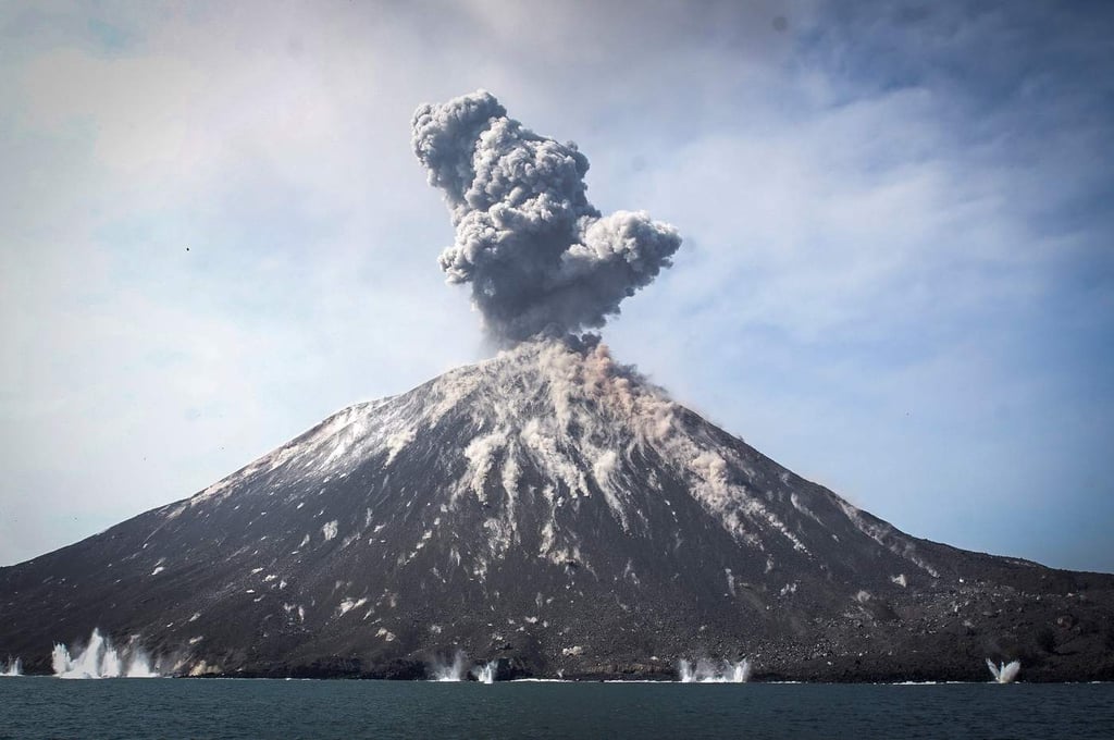 Volcán Krakatoa registra nuevas erupciones