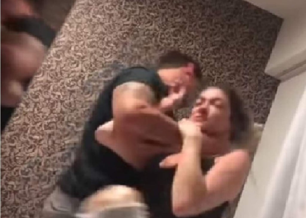 Mujer graba video en el que muestra a su pareja agredirla