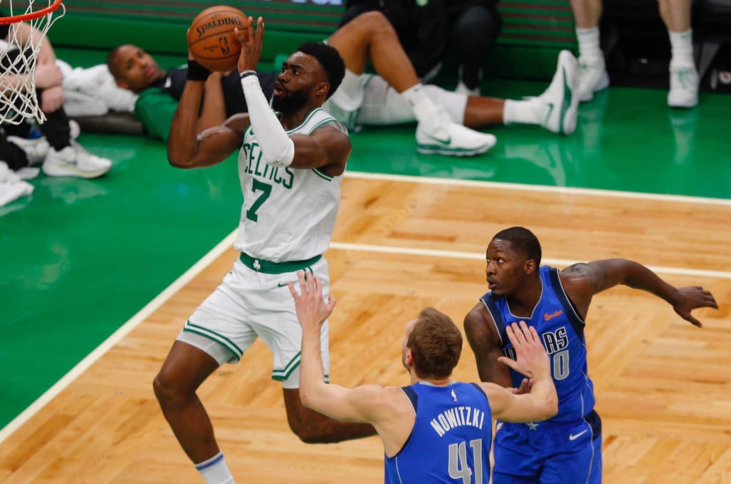 Brown lidera a los Celtics en victoria contra Dallas Mavericks