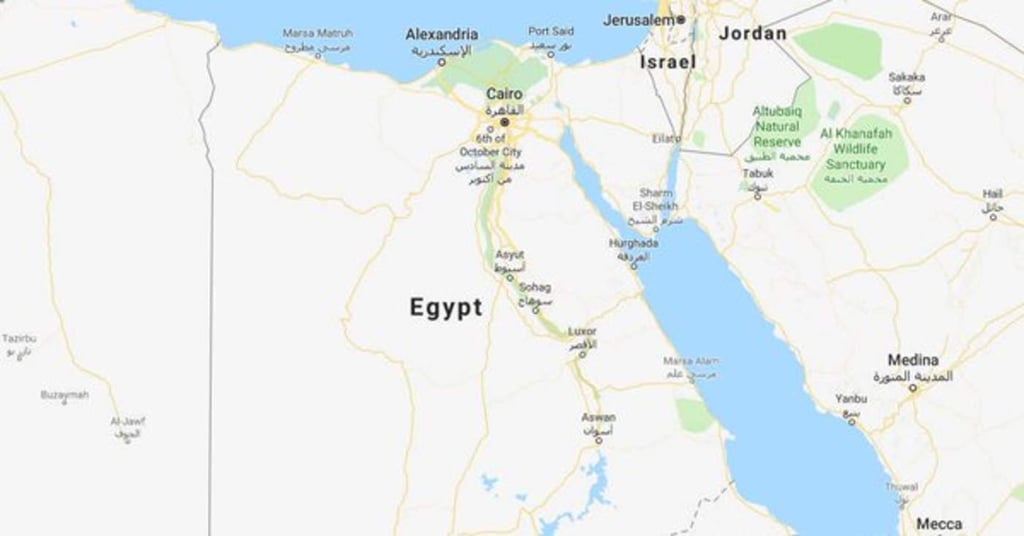 Muere policía al tratar de desactivar explosivo cerca de iglesia en Egipto