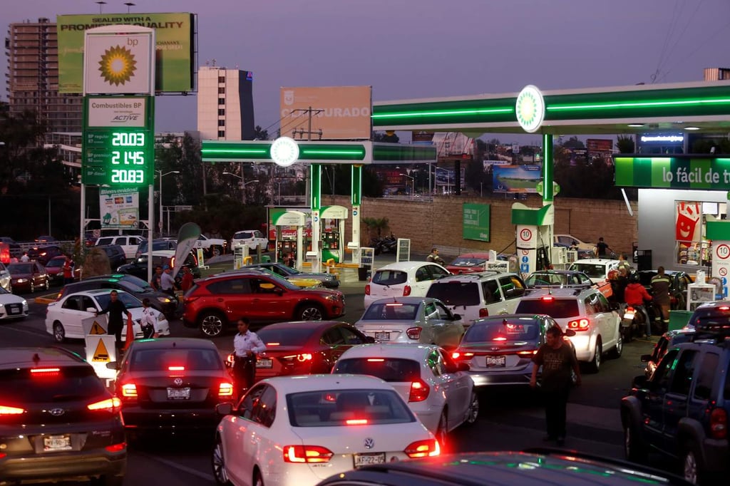 Alfaro pide explicación a Pemex sobre desabasto de gasolina